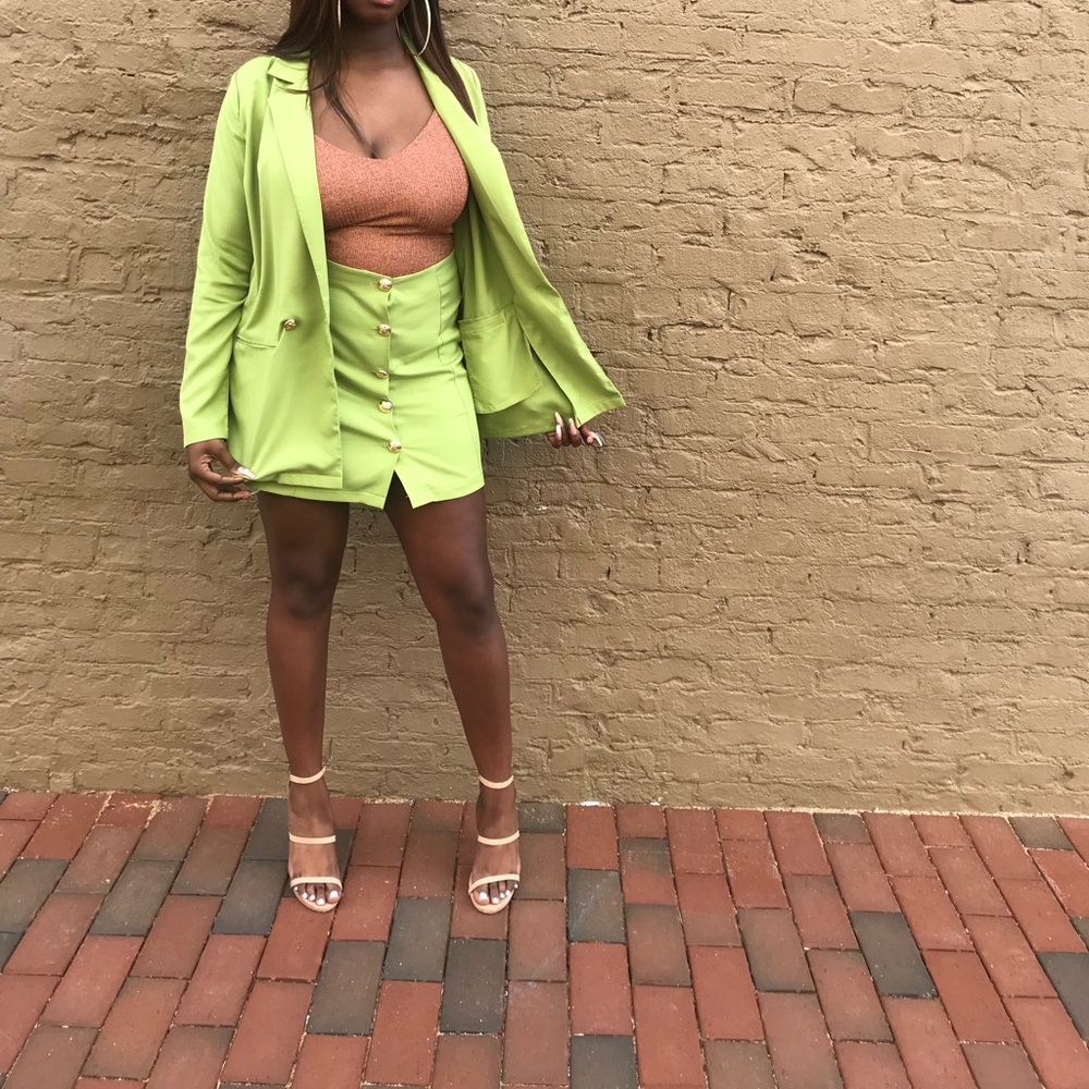 Two piece set - Picture 2 of 2